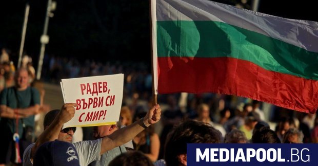 Стотици протестираха в София срещу Румен Радев и поискаха оставката на кабинета